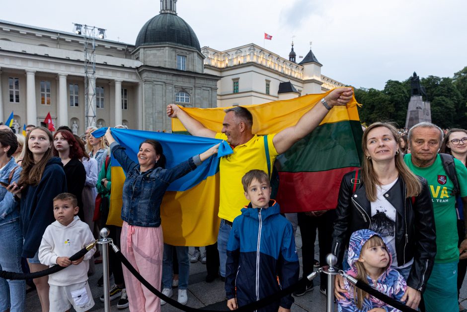 Triumfo eisenoje valdovų keliu nuėję tūkstančiai vilniečių giedojo Tautišką giesmę