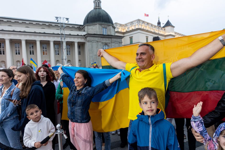 Triumfo eisenoje valdovų keliu nuėję tūkstančiai vilniečių giedojo Tautišką giesmę