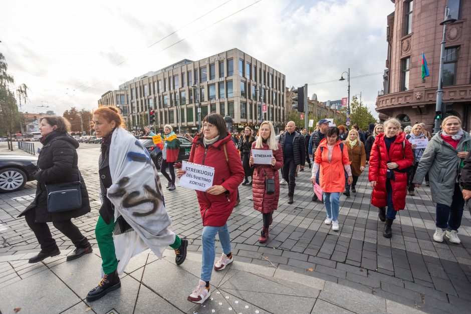 Mokytojų profsąjungai paskelbus streiko pertrauką, streikuojančiųjų banga slūgsta