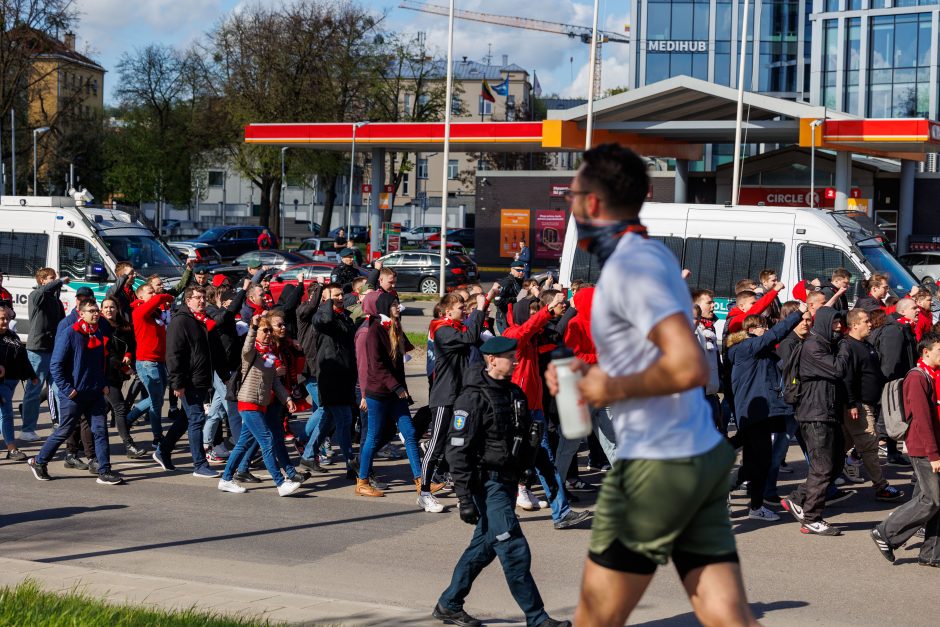 „Žalgirio“ arena – vėl sausakimša, prieš mačą  – įspūdingos sirgalių eisenos