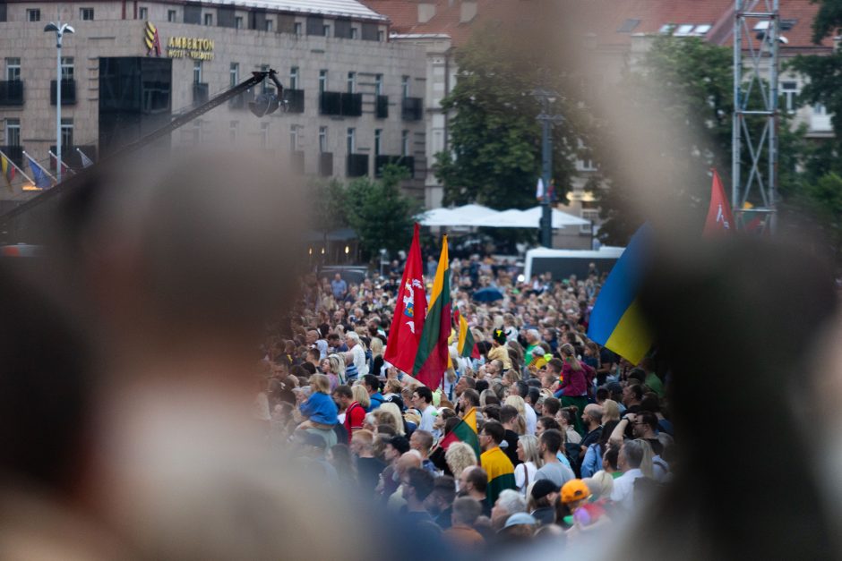 Triumfo eisenoje valdovų keliu nuėję tūkstančiai vilniečių giedojo Tautišką giesmę