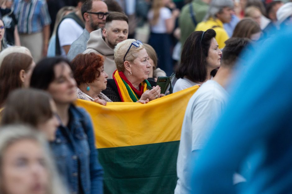 Triumfo eisenoje valdovų keliu nuėję tūkstančiai vilniečių giedojo Tautišką giesmę