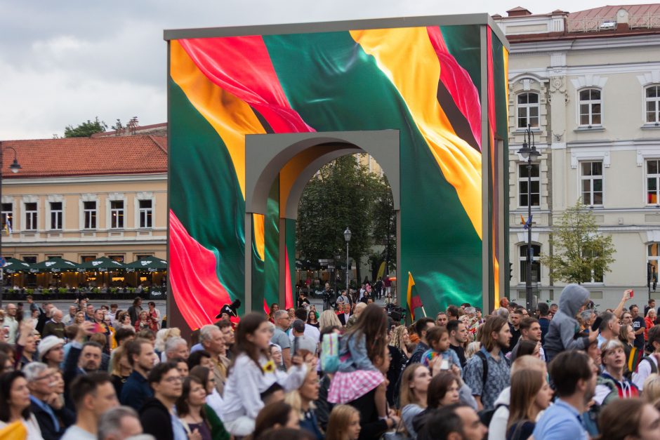 Triumfo eisenoje valdovų keliu nuėję tūkstančiai vilniečių giedojo Tautišką giesmę