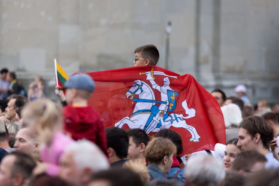 Triumfo eisenoje valdovų keliu nuėję tūkstančiai vilniečių giedojo Tautišką giesmę