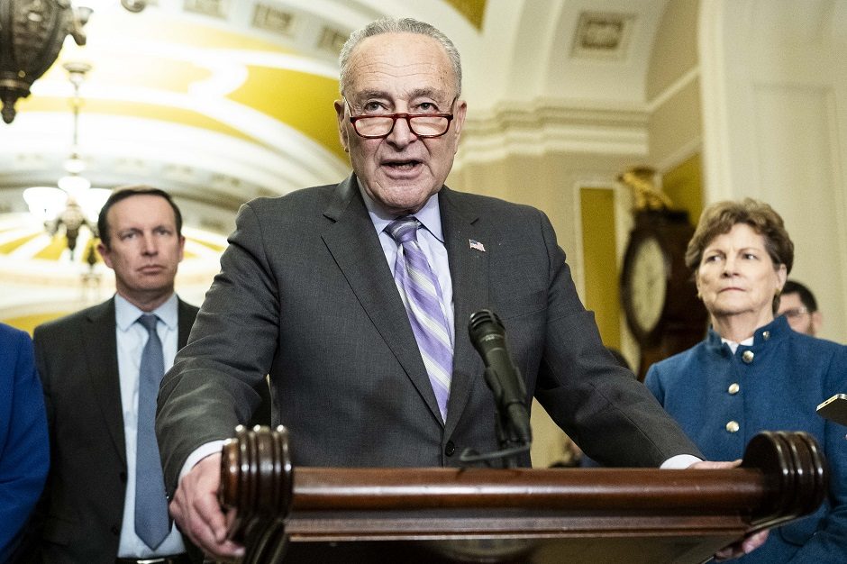 JAV Senato lyderis rengia naują planą dėl pagalbos Ukrainai, Izraeliui