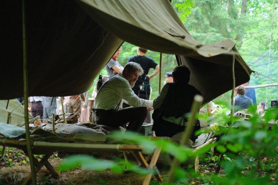 Filme „Poetas“ kruopščiai atkurtas pokario laikas stebina tikroviškumu