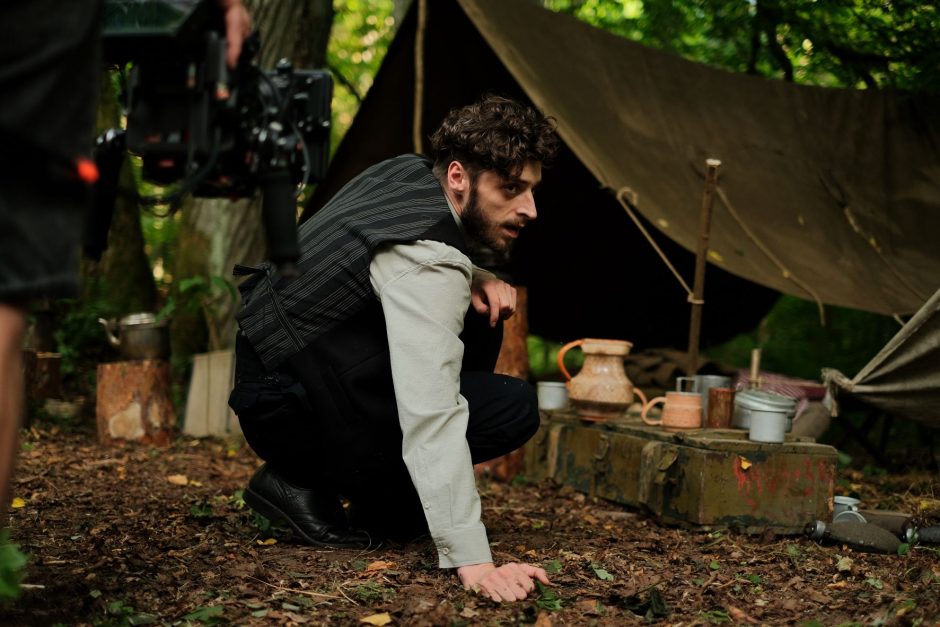 Filme „Poetas“ kruopščiai atkurtas pokario laikas stebina tikroviškumu