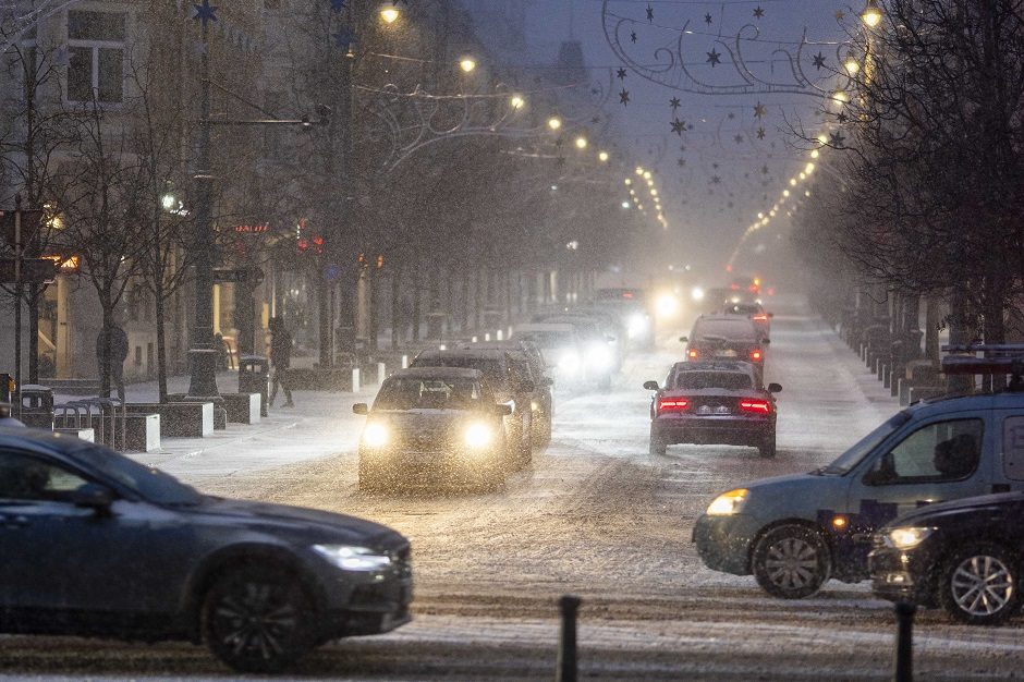 Eismo sąlygas naktį  sunkins plikledis, rūkas, šarma: praneša, kur situacija – sudėtingiausia