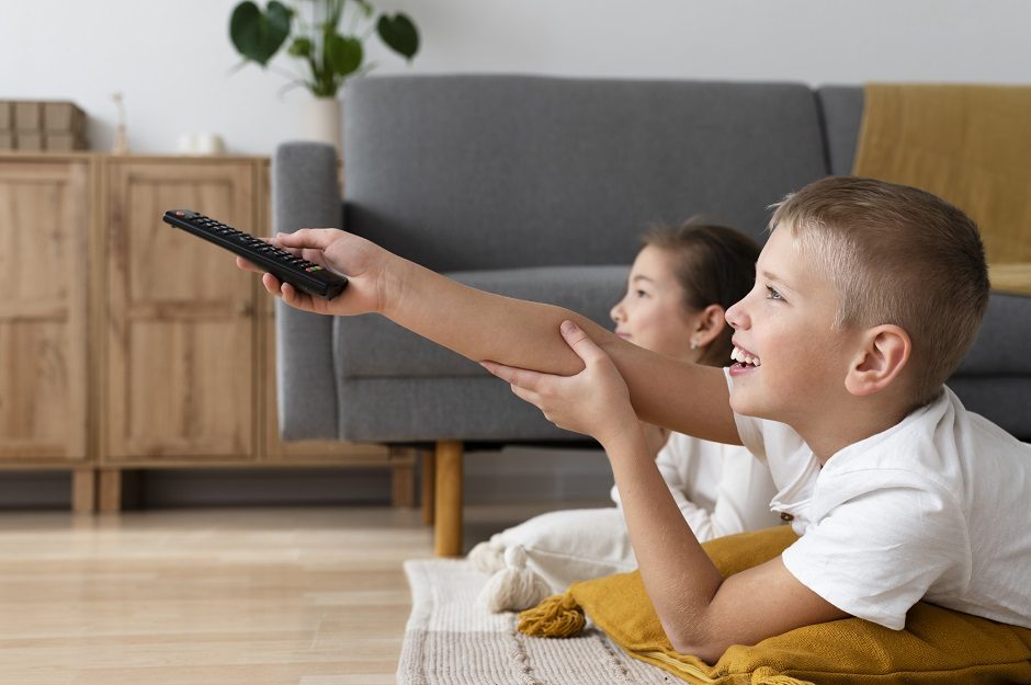 Mokslininkų tyrimo rezultatai: vaikams riboti ekranų naudojimo laiką – būtina