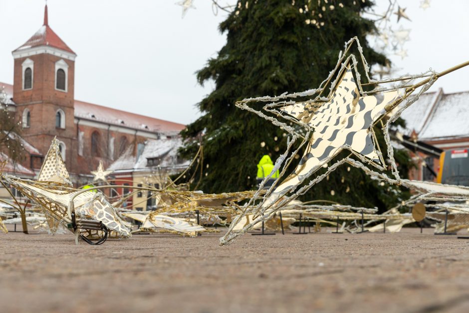 Šventės baigėsi: Kauno eglutės dekoracijos keliauja į sandėlius