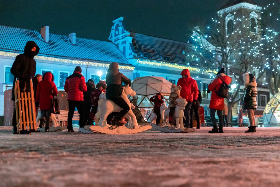 Kauniečiai atsisveikina su Kalėdų egle (nuotraukų galerija)