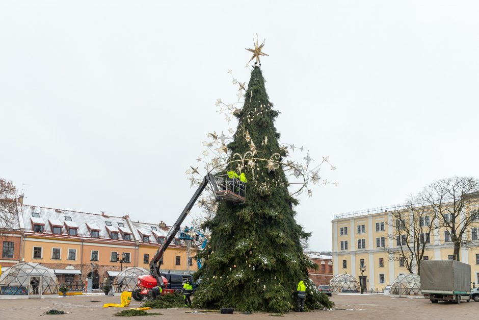 Šventės baigėsi: Kauno eglutės dekoracijos keliauja į sandėlius