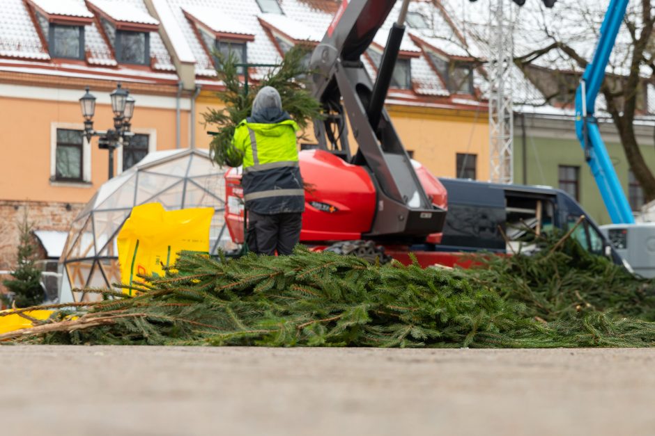 Šventės baigėsi: Kauno eglutės dekoracijos keliauja į sandėlius