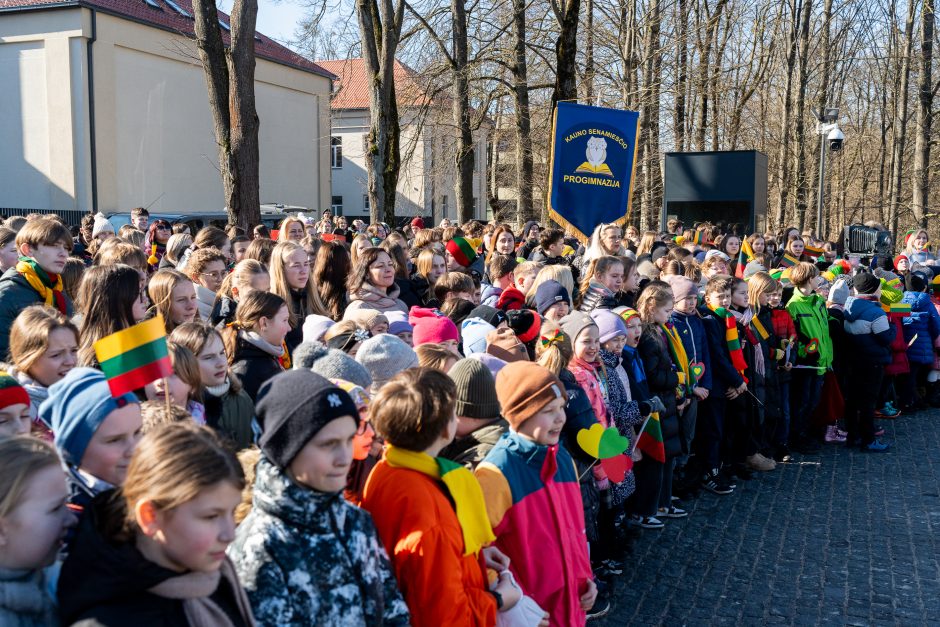 Kauno moksleiviai nuo miesto kalvų pasveikino Lietuvą su artėjančia Kovo 11-ąja