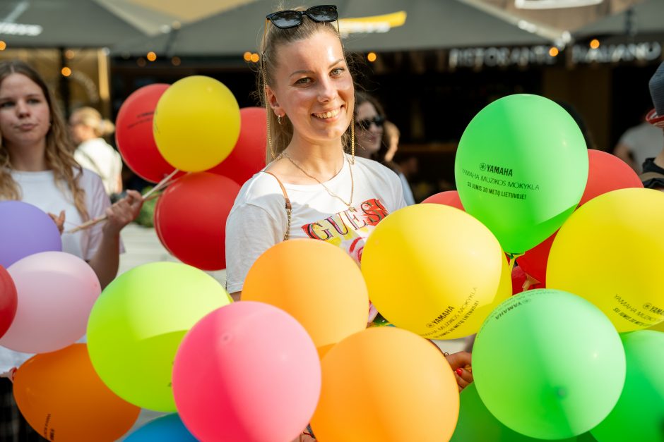 Laisvės alėja vėl nusidriekė šventiniai kaimynų stalai