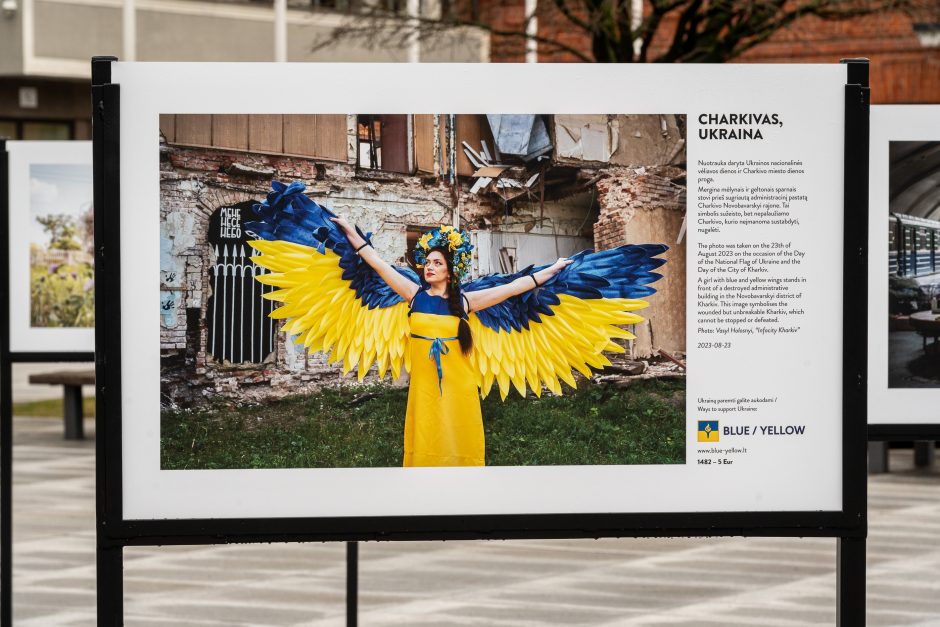 Kaunas siunčia palaikymo žinutę Ukrainai: artėjant karo metinėms Laisvės alėjoje suplazdėjo vėliavos