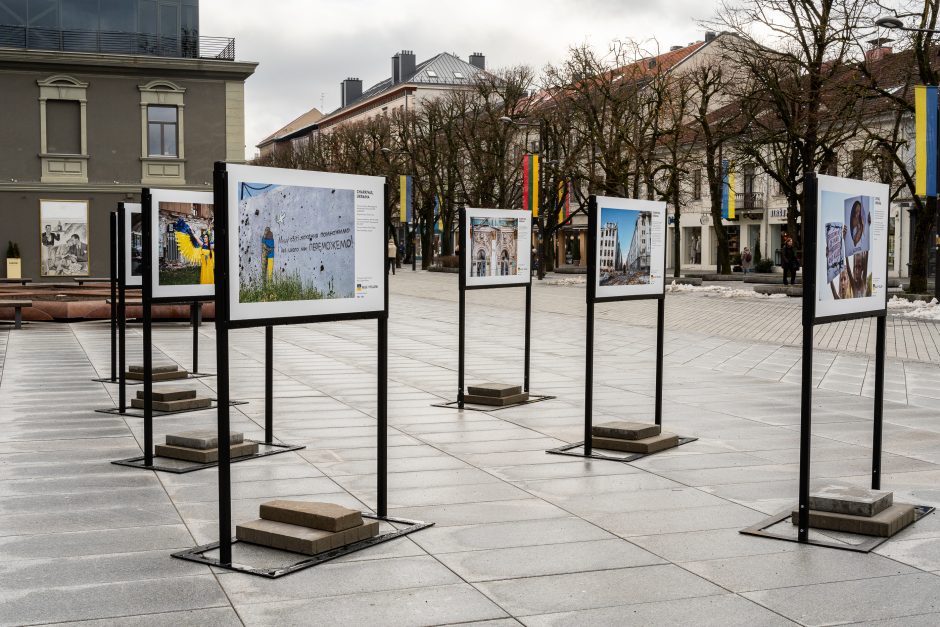 Kaunas siunčia palaikymo žinutę Ukrainai: artėjant karo metinėms Laisvės alėjoje suplazdėjo vėliavos