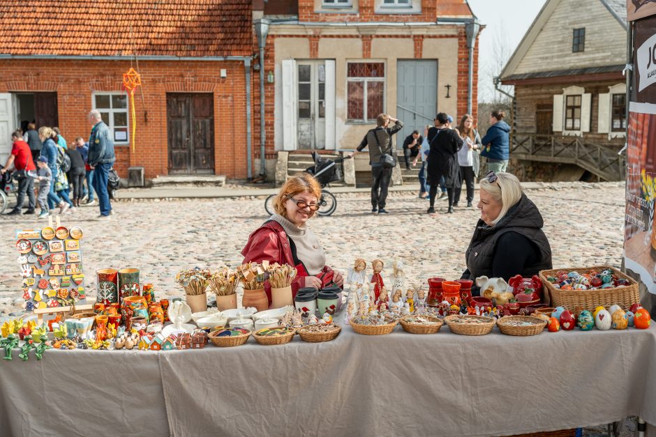 Velykų šventė Rumšiškėse: žmonės mėgavosi geru oru ir pramogomis  