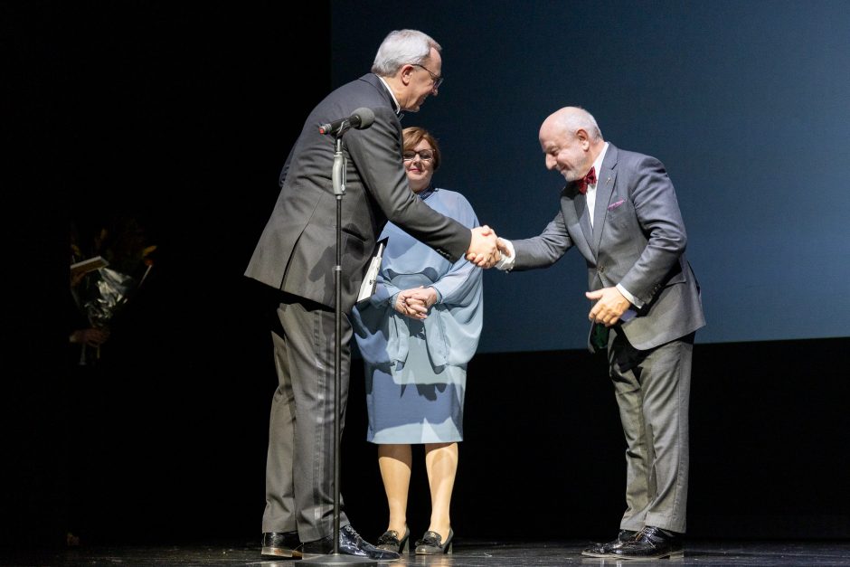 Auksinės teatro rūtos šakelės