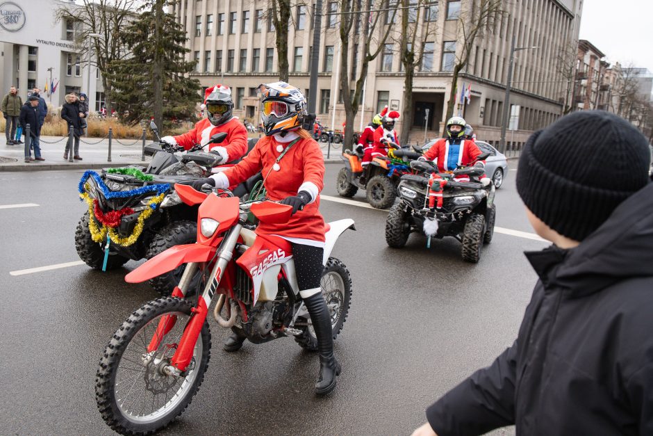 Ratuoti Kalėdų Seneliai užkimšo miesto gatves