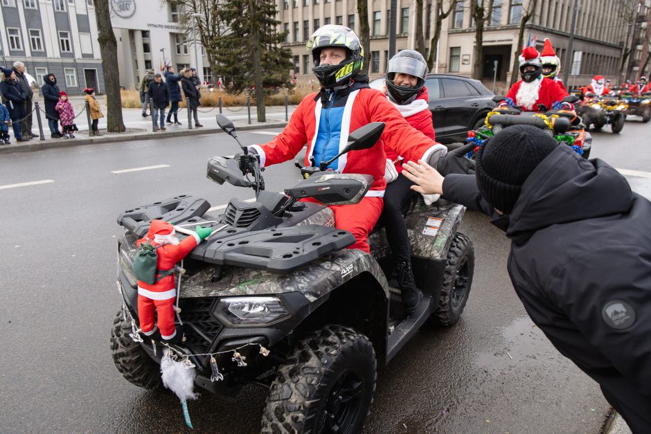 Ratuoti Kalėdų Seneliai užkimšo miesto gatves