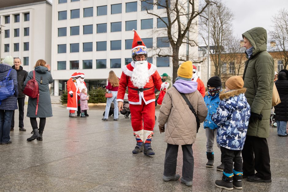 Ratuoti Kalėdų Seneliai užkimšo miesto gatves