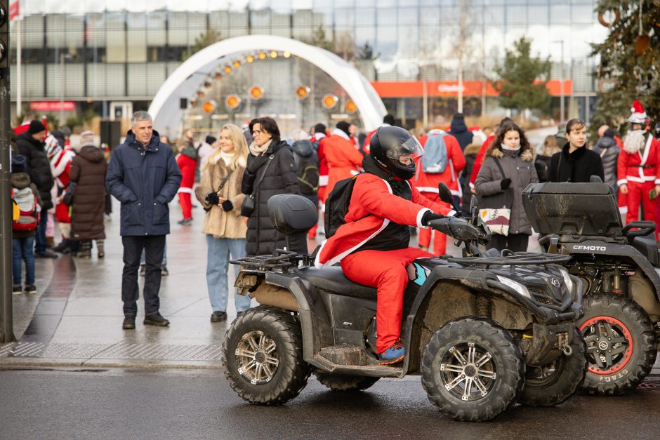 Ratuoti Kalėdų Seneliai užkimšo miesto gatves