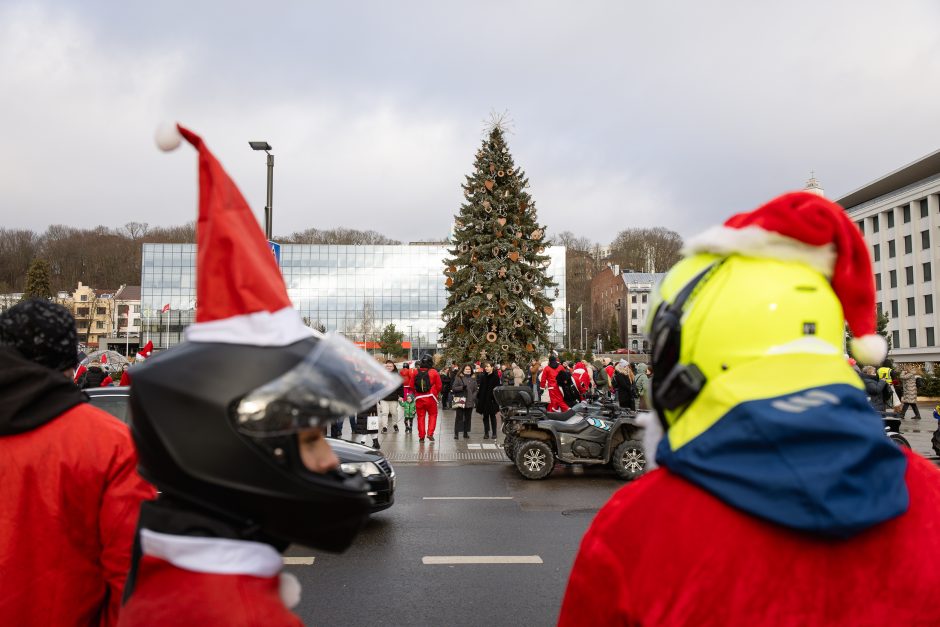 Ratuoti Kalėdų Seneliai užkimšo miesto gatves