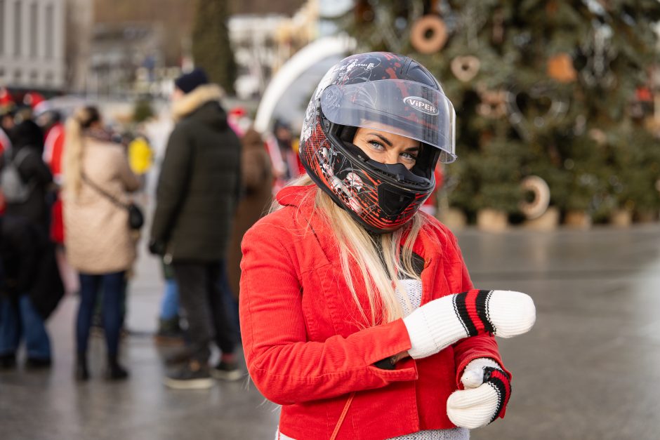 Ratuoti Kalėdų Seneliai užkimšo miesto gatves