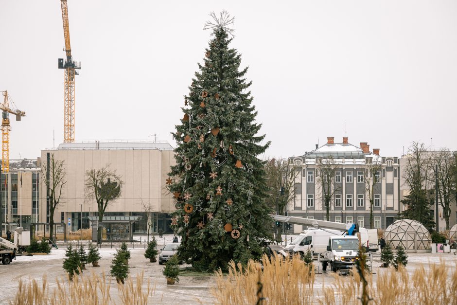 Kaunas atsisveikina su Kalėdomis: nuo pagrindinės eglės nupuošiami žaisliukai