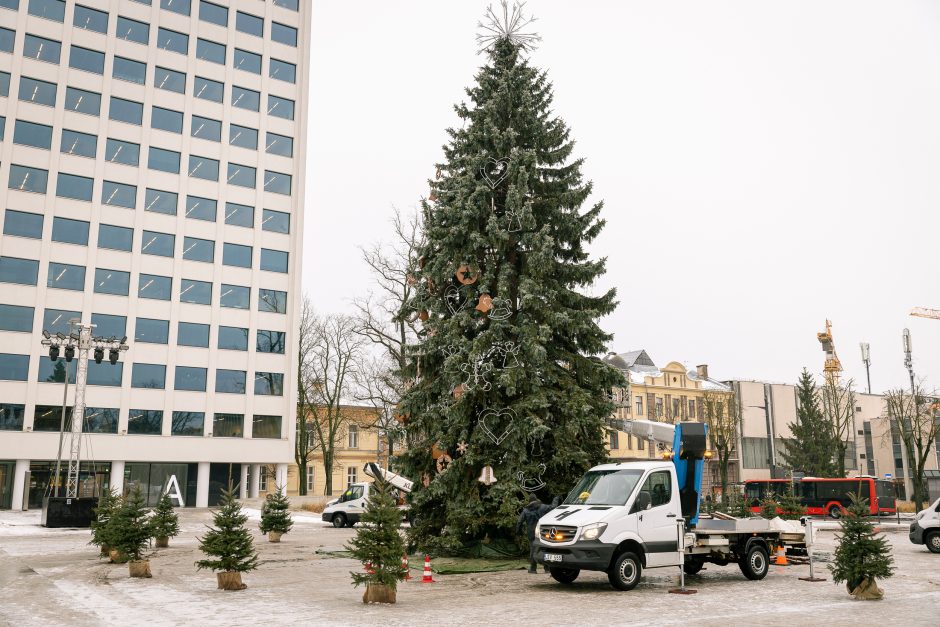 Kaunas atsisveikina su Kalėdomis: nuo pagrindinės eglės nupuošiami žaisliukai