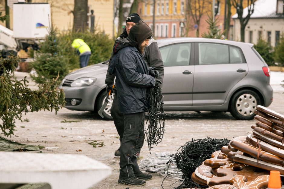 Kaunas atsisveikina su Kalėdomis: nuo pagrindinės eglės nupuošiami žaisliukai