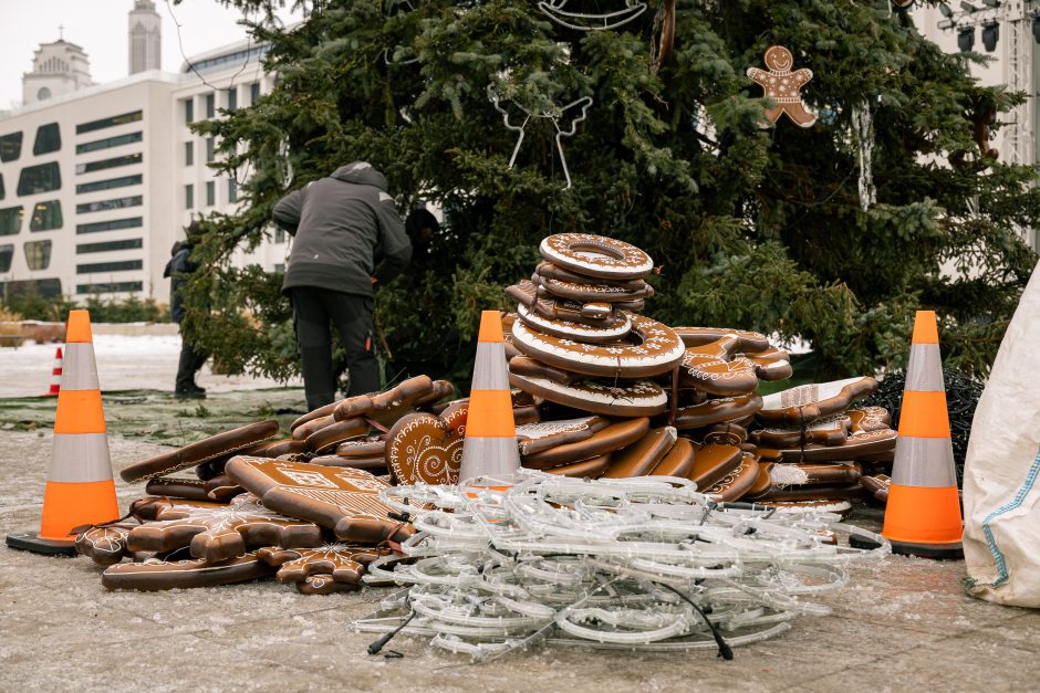 Kaunas atsisveikina su Kalėdomis: nuo pagrindinės eglės nupuošiami žaisliukai