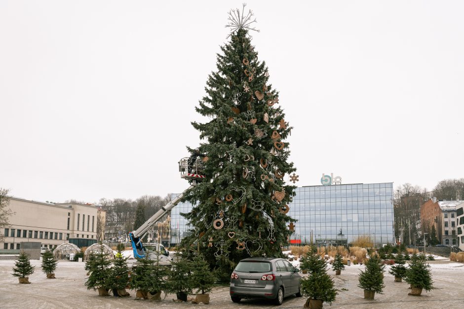 Kaunas atsisveikina su Kalėdomis: nuo pagrindinės eglės nupuošiami žaisliukai