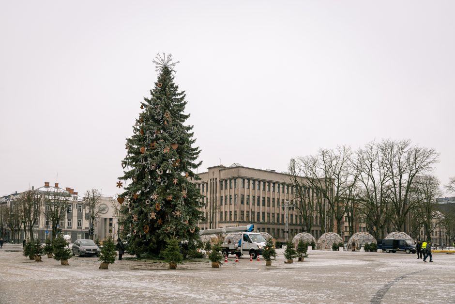 Kaunas atsisveikina su Kalėdomis: nuo pagrindinės eglės nupuošiami žaisliukai