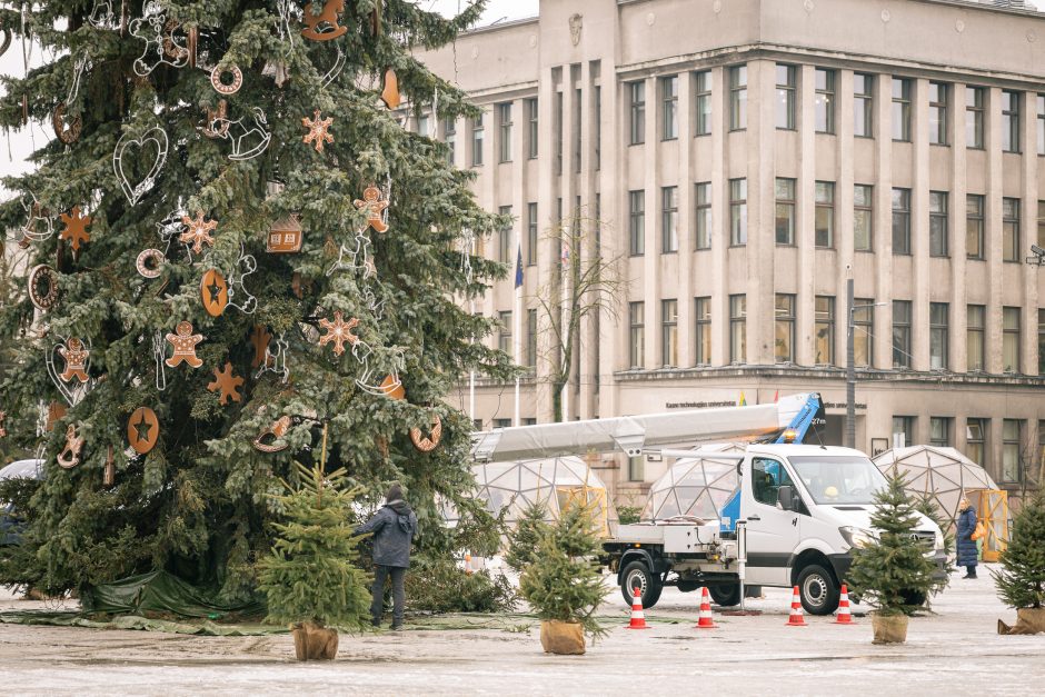 Kaunas atsisveikina su Kalėdomis: nuo pagrindinės eglės nupuošiami žaisliukai