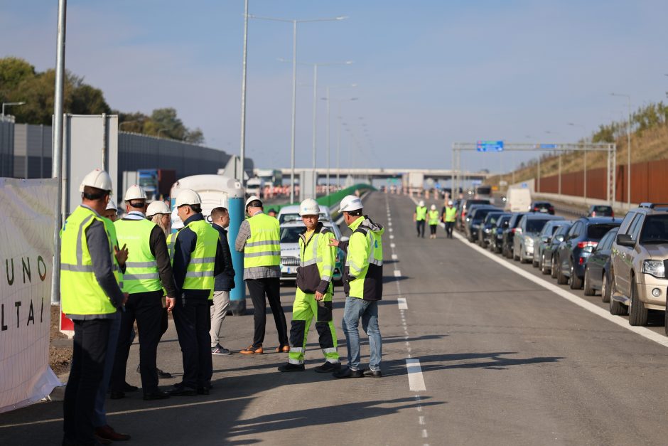 Istorinė diena: judriausioje šalies magistralėje oficialiai atidarytas naujas tiltas per Nerį