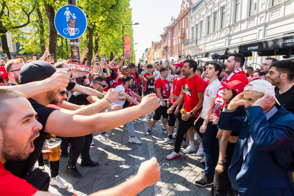 Eurolygos nuotaika Laisvės alėjoje: graikų dainos ir šokiai