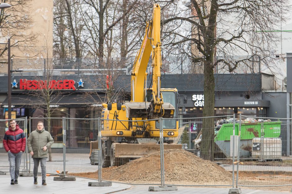 Į Vilniaus gatvę sugrįžo darbininkai: toliau klojamas grindinys