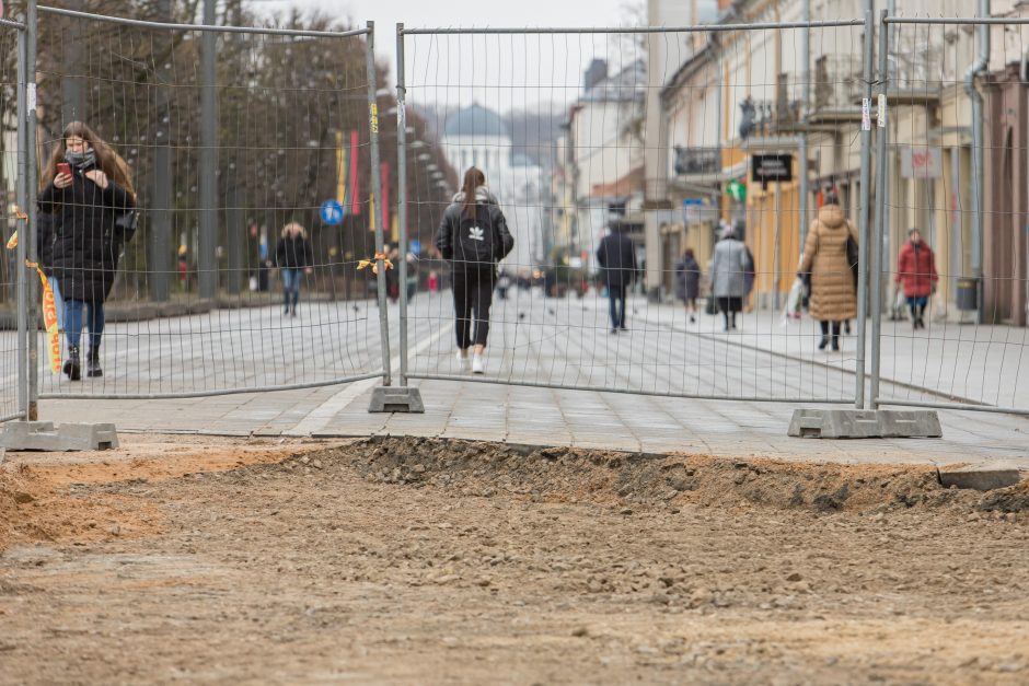 Į Vilniaus gatvę sugrįžo darbininkai: toliau klojamas grindinys