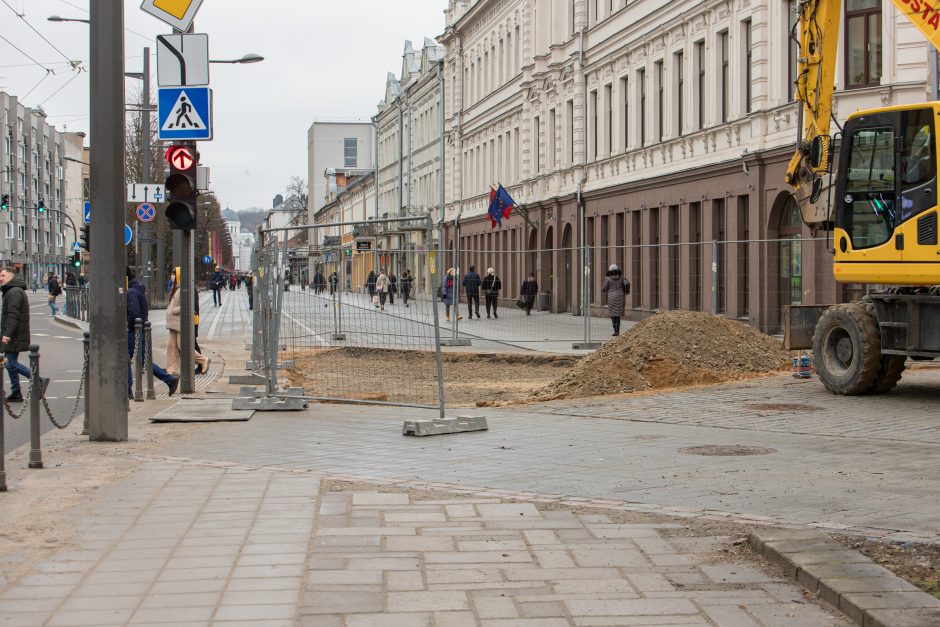 Į Vilniaus gatvę sugrįžo darbininkai: toliau klojamas grindinys