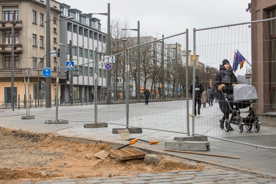 Į Vilniaus gatvę sugrįžo darbininkai: toliau klojamas grindinys