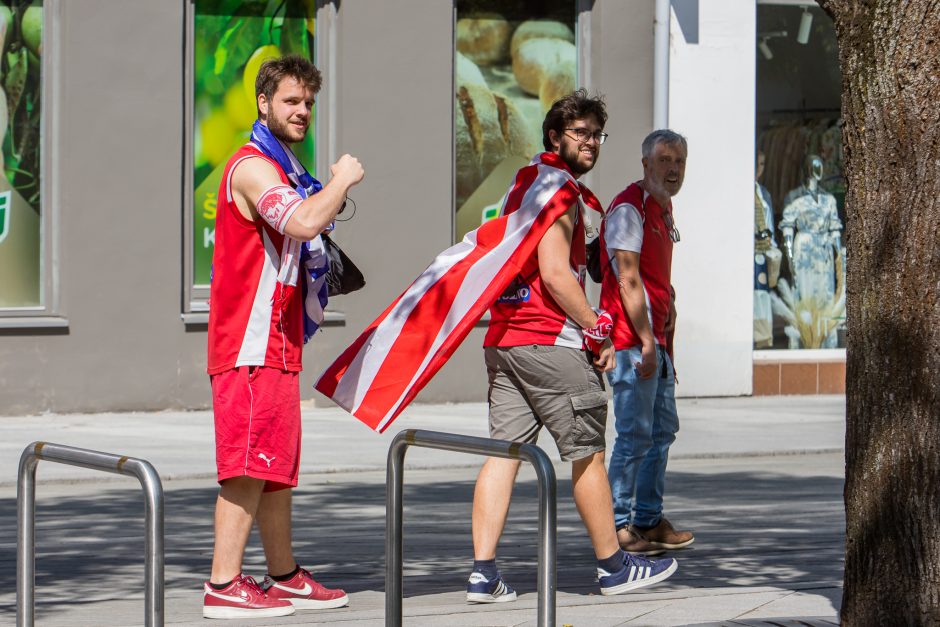 Eurolygos nuotaika Laisvės alėjoje: graikų dainos ir šokiai