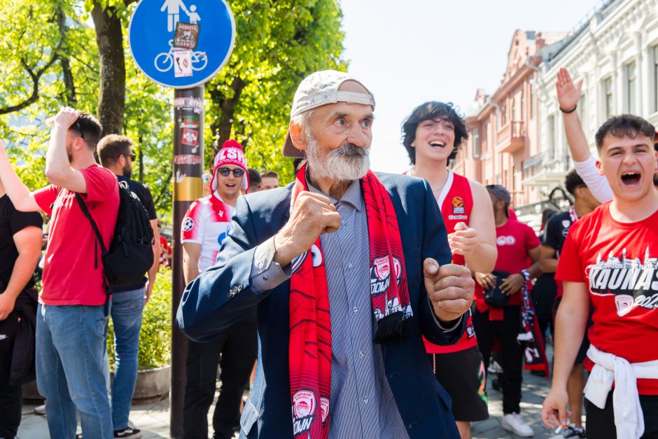 Eurolygos nuotaika Laisvės alėjoje: graikų dainos ir šokiai