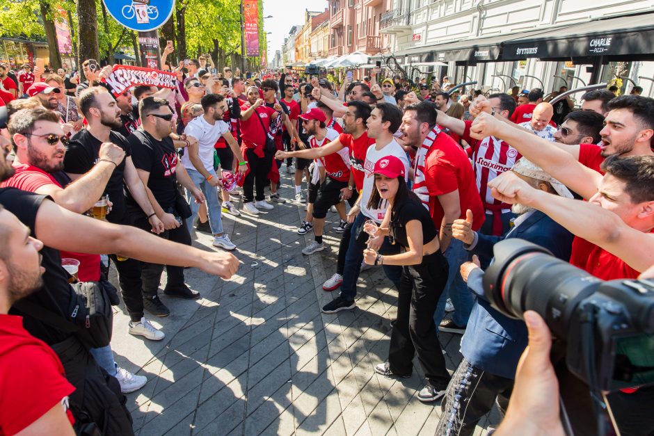 Eurolygos nuotaika Laisvės alėjoje: graikų dainos ir šokiai