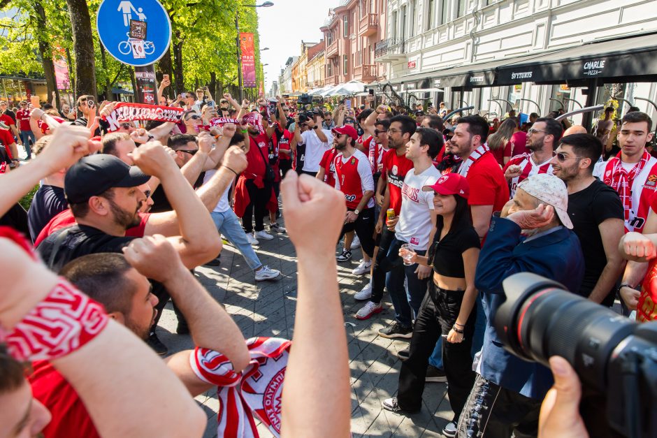 Eurolygos nuotaika Laisvės alėjoje: graikų dainos ir šokiai