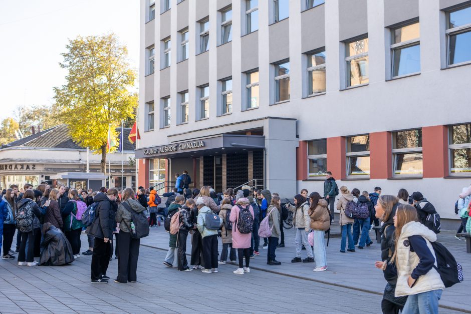 Psichologas – apie perdėtą tėvų nerimą: ne tik neleisti į mokyklą, bet ir uždaryti vaiką į rūsį