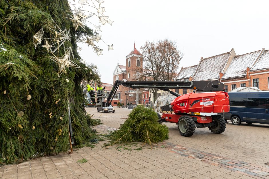 Šventės baigėsi: Kauno eglutės dekoracijos keliauja į sandėlius