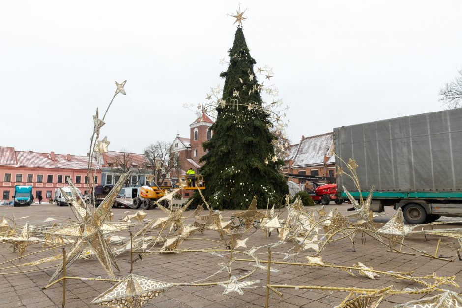 Šventės baigėsi: Kauno eglutės dekoracijos keliauja į sandėlius