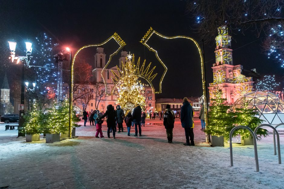 Kauniečiai atsisveikina su Kalėdų egle (nuotraukų galerija)